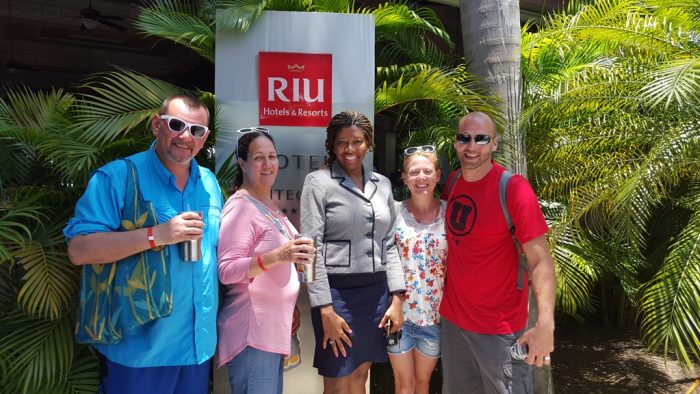 They got married at RIU and celebrated by sharing with Jamaican children