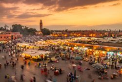 Así luce la Plaza Djemaa el-Fna cuando anochece