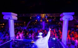 Die White Party, eine der Varianten der Riu Pool Party, die in den Riu Hotels gefeiert werden