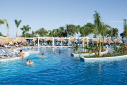 Esta es una de las tres piscinas del hotel Riu Guanacaste