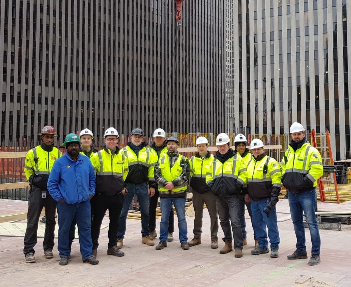 Luis Riu und sein Team vor den Umbauarbeiten des zukünftigen Riu Plaza Manhattan Times Square, das 2021 in New York eröffnet werden soll.
