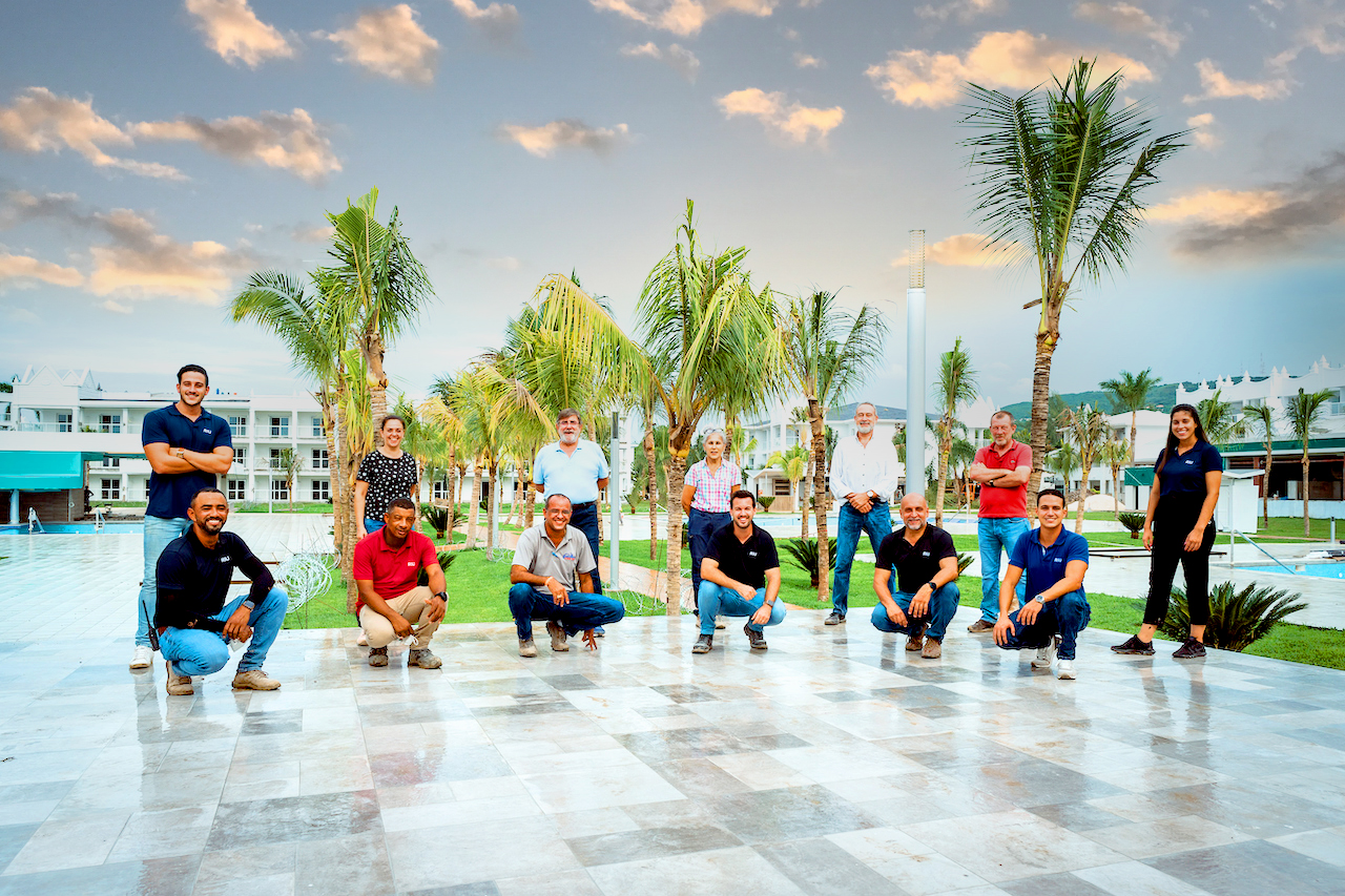 Luis Riu zusammen mit dem Team, das für die Renovierung des Riu Montego Bay in Jamaika verantwortlich ist