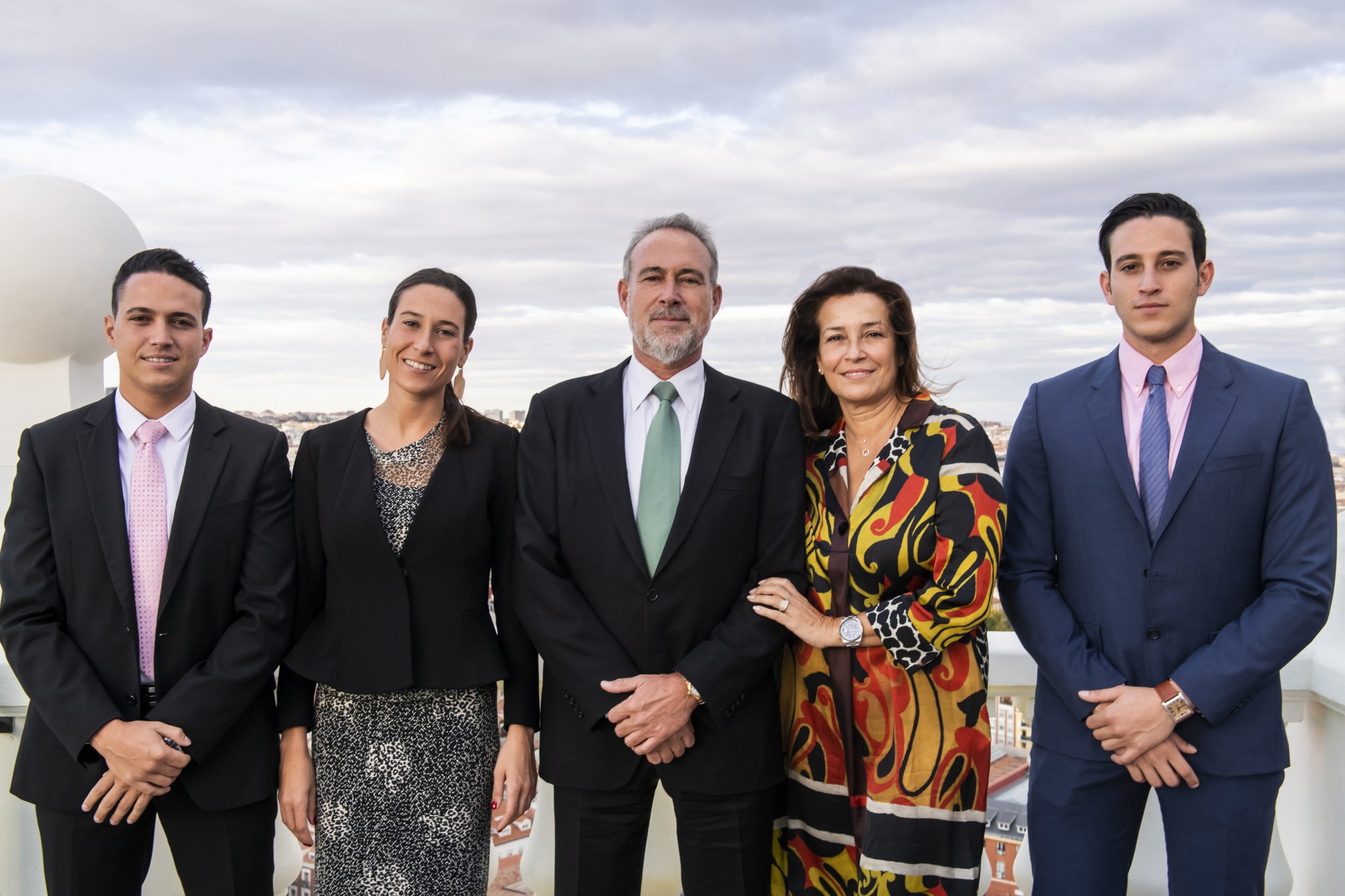 Luis Riu, in der Mitte, mit seiner Frau Isabel und seinen Kindern Luis, Naomi und Roberto Riu, bei der Eröffnung des Riu Plaza España