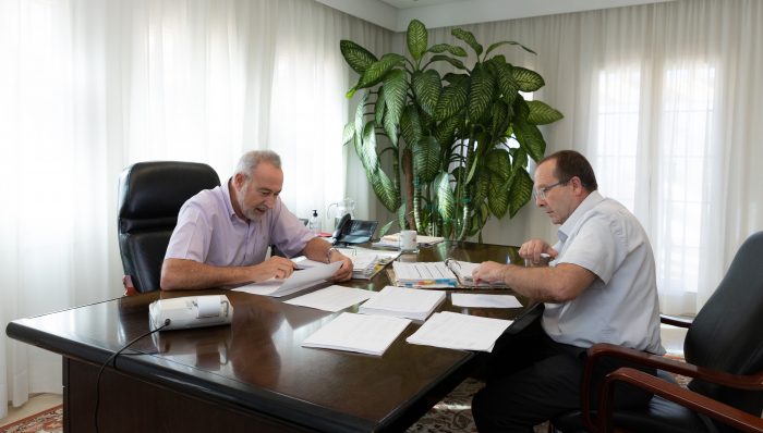 Luis Riu, CEO von RIU Hotels &amp; Resorts, bei einer Sitzung in seinem Büro mit seinem Assistenten, José Manuel Celdrán