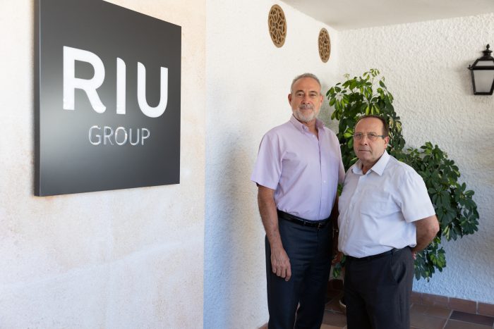 Luis Riu, CEO von RIU Hotels &amp; Resorts, und José Manuel Celdrán, in der RIU- Zentrale auf Mallorca