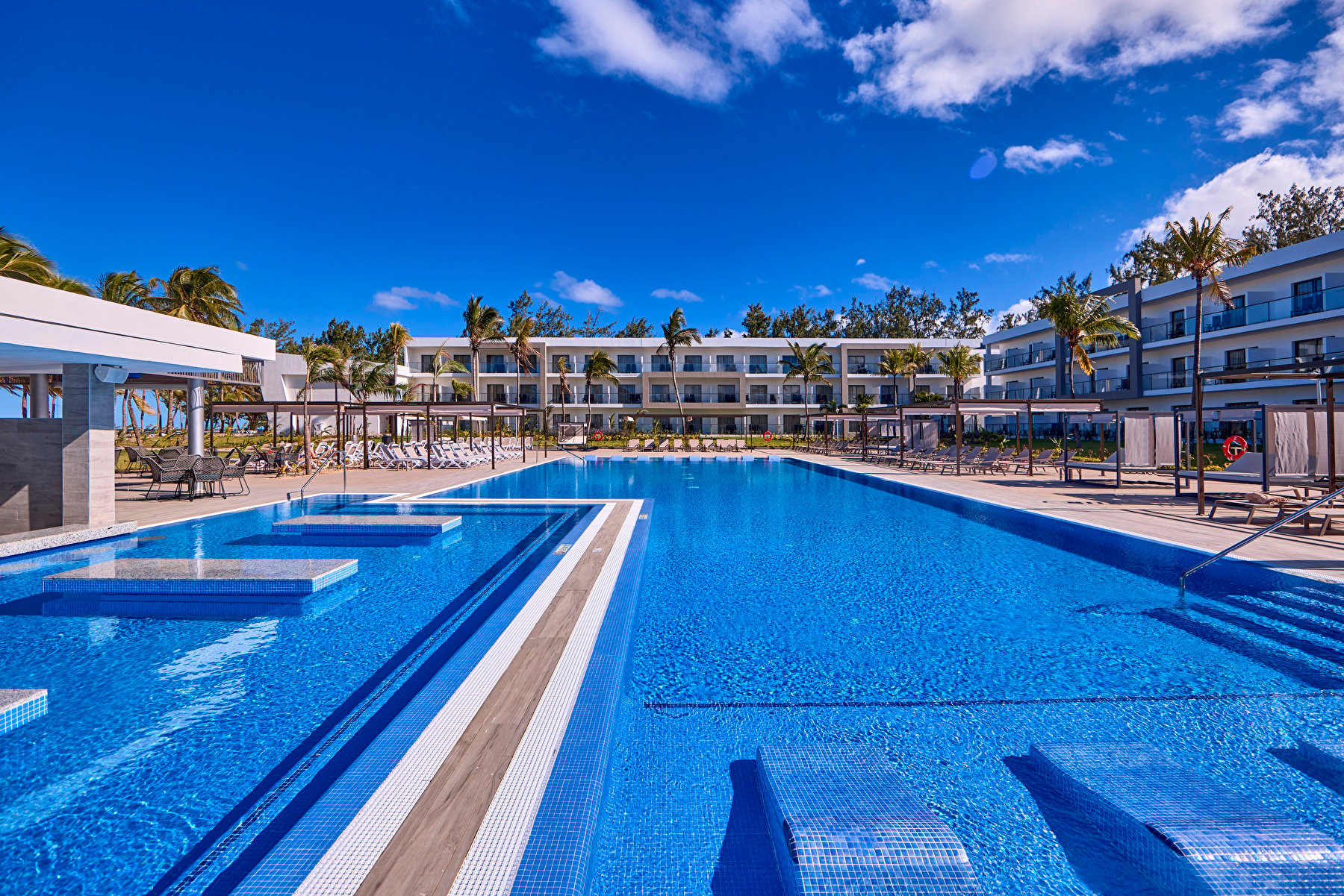 Piscinas del hotel Riu Palace Mauritius en Isla Mauricio