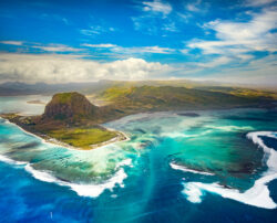 Cascada submarina en el Índico en Isla Mauricio, una espectacular ilusión óptica visible desde la península de Le Morne