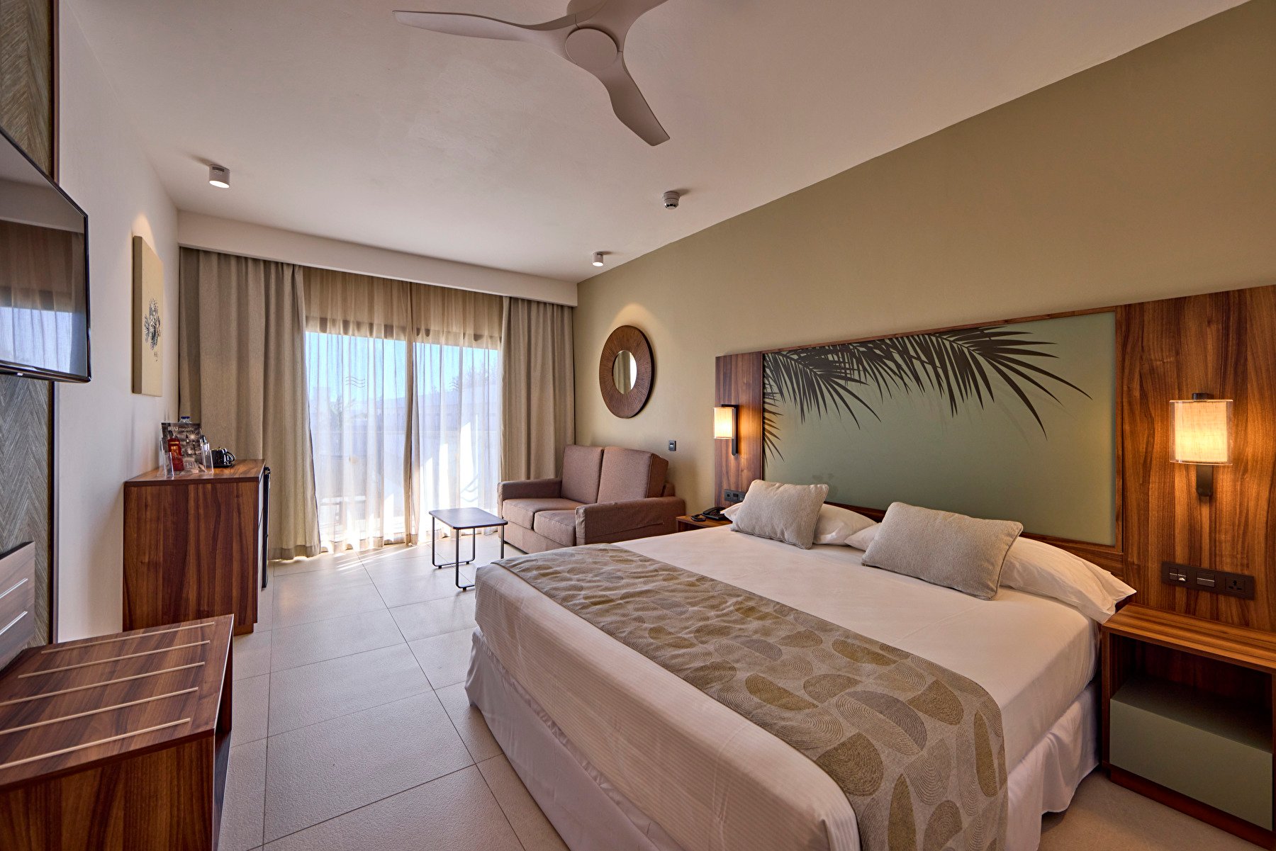Habitación doble con cama king size en el hotel Riu Turquoise en Isla Mauricio