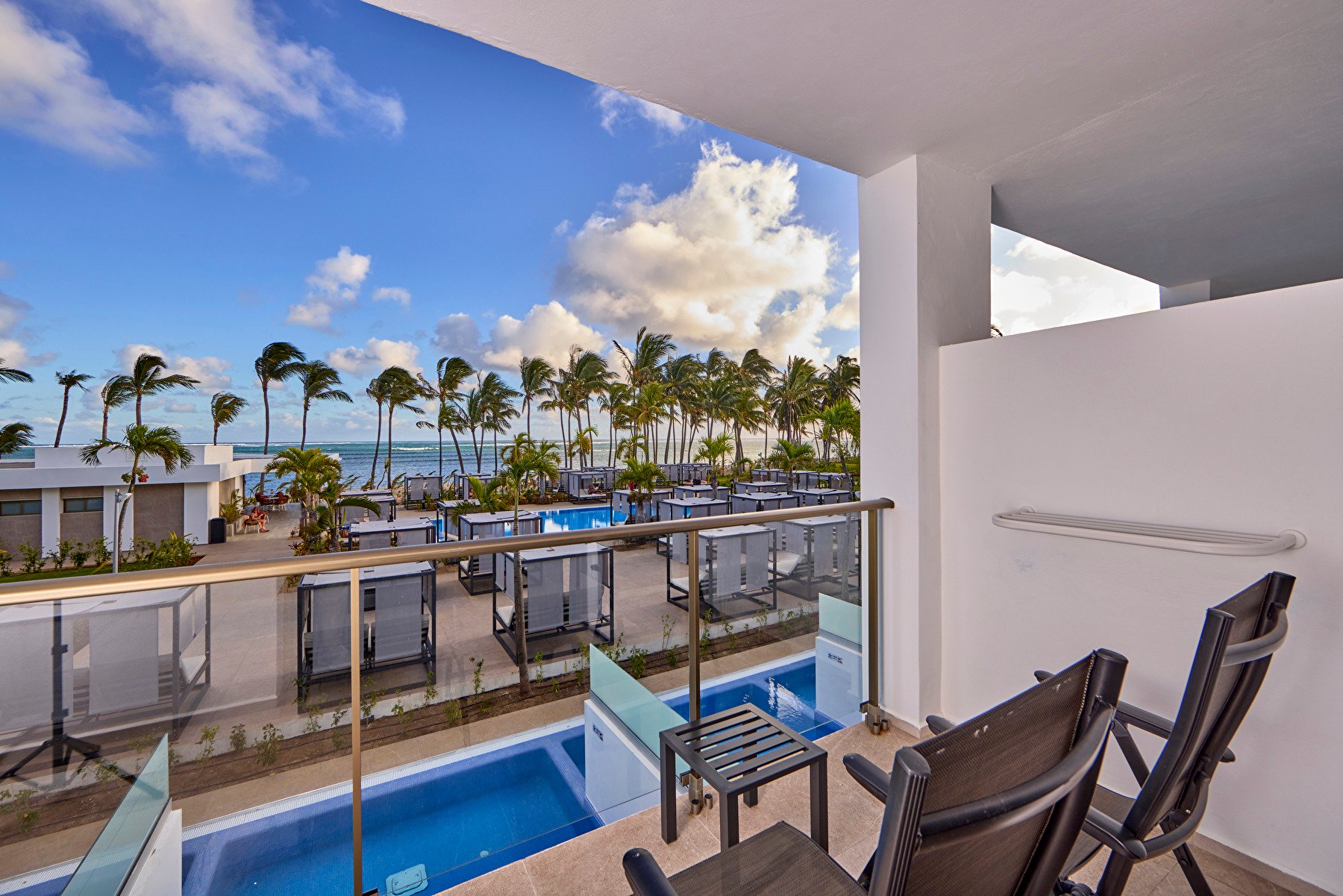 Terraza de una habitación Junior Suite swim-up de la zona Elite Club en el hotel Riu Palace Mauritius en Isla Mauricio