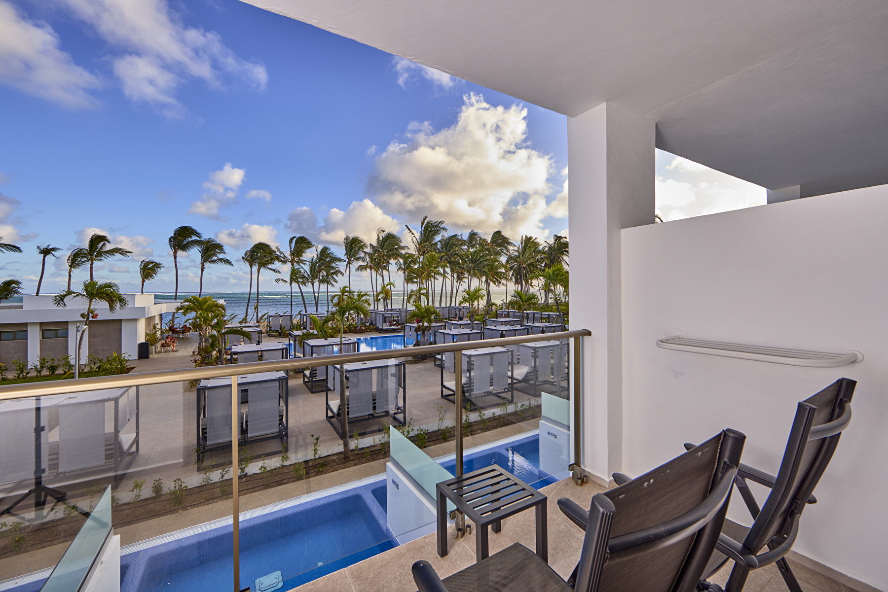 Terrasse einer Junior Swim Up-Suite im Elite Club-Bereich des Hotels Riu Palace Mauritius