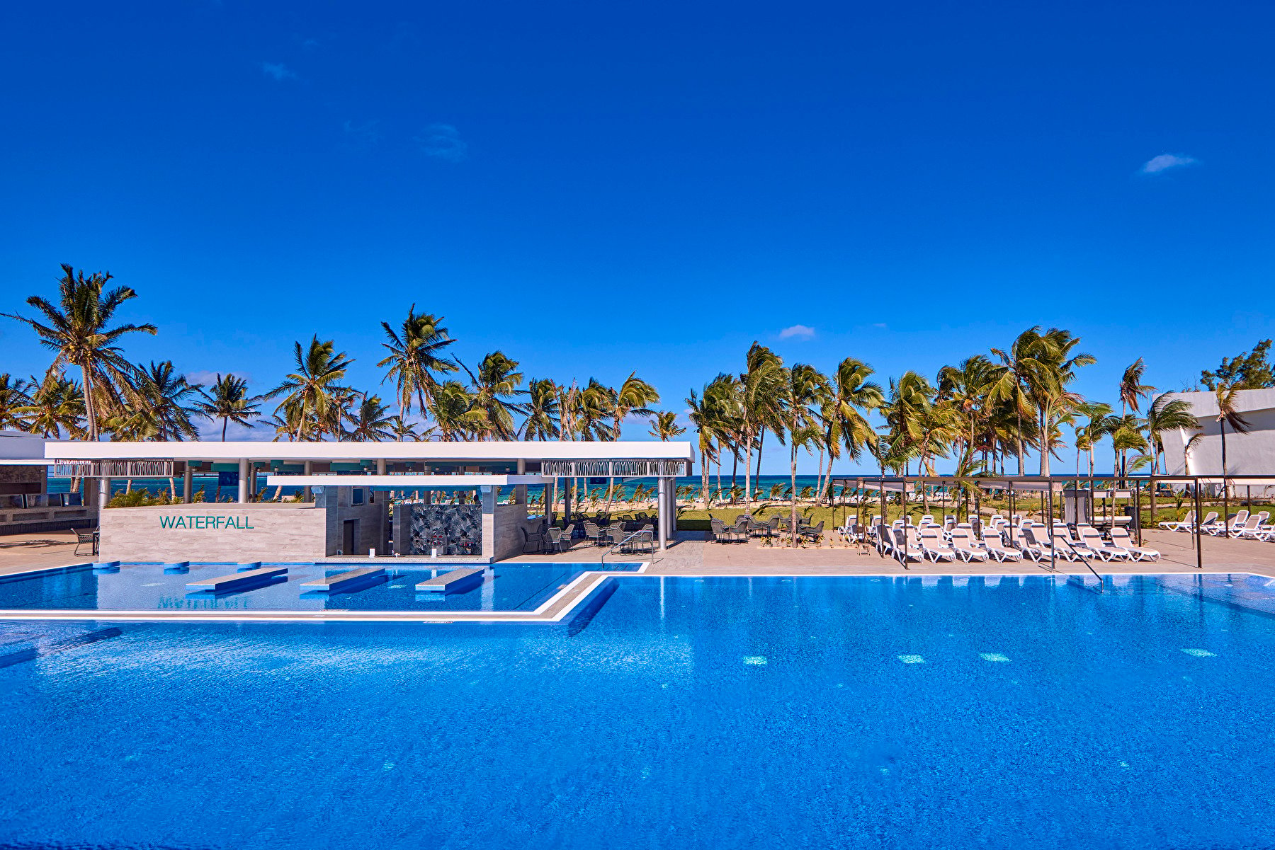 Piscinas y zona de solárium y bar del hotel Riu Palace Mauritius en Isla Mauricio