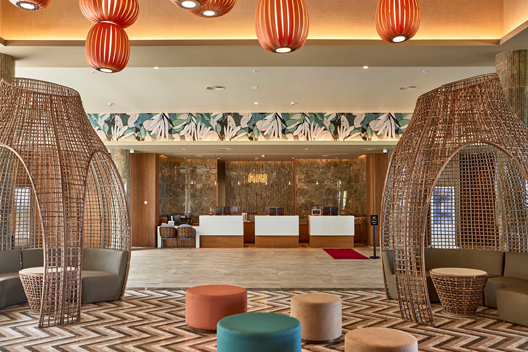 Recepción en el lobby del hotel Riu Palace Mauritius en Isla Mauricio
