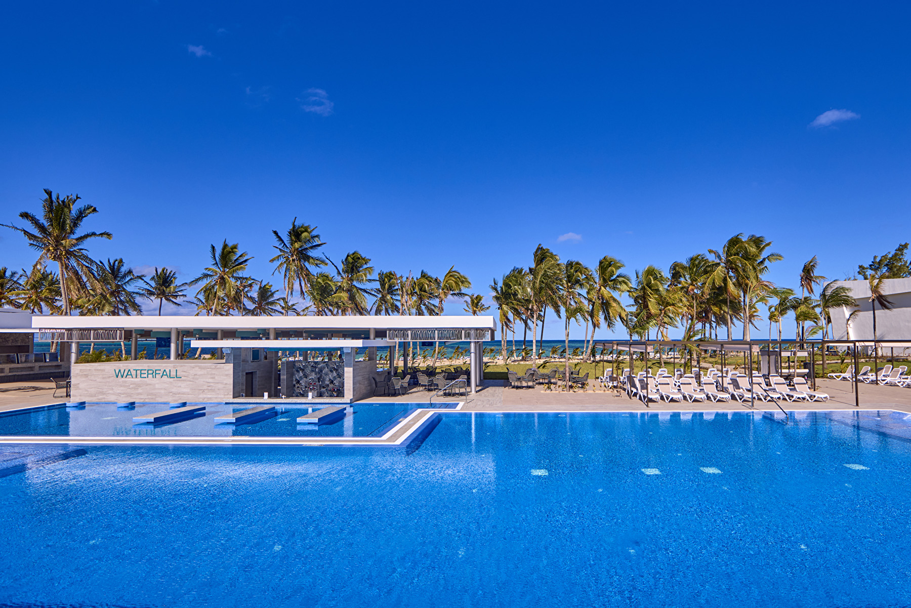 Swimmingpools, Liegewiese und Bar im Hotel Riu Palace Mauritius