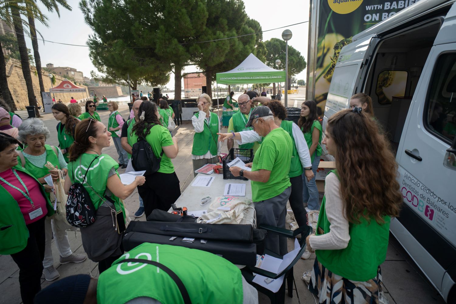 Voluntarios de la Asociación contra el cáncer