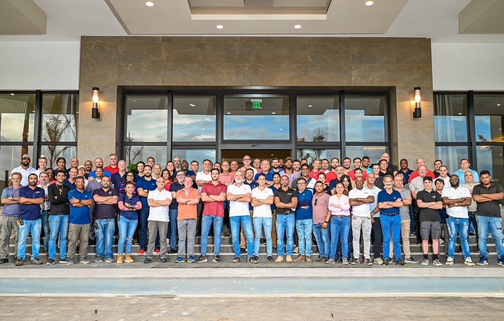 Construction teams and opening managers of the Riu Palace Aquarelle hotel in Jamaica with Amaury Almanzar, Luis Riu, CEO of RIU Hotels, and his sons Luis and Roberto Riu Rodríguez