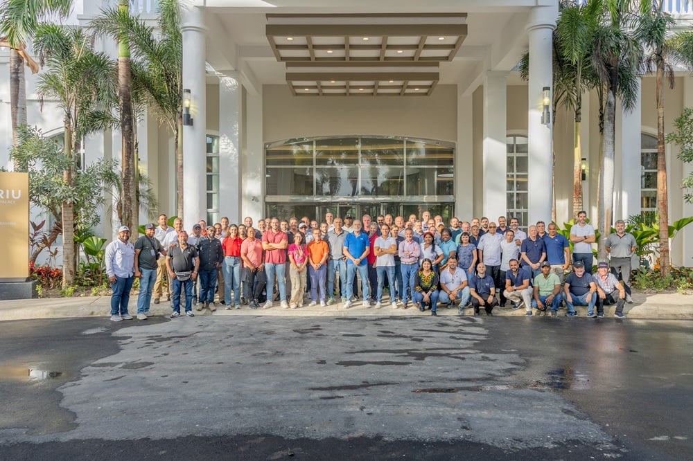 José María Sanchís with Luis Riu, CEO of the chain, and Luis and Roberto Riu Rodríguez with the construction team and opening managers of the Hotel Riu Palace Bavaro in Punta Cana