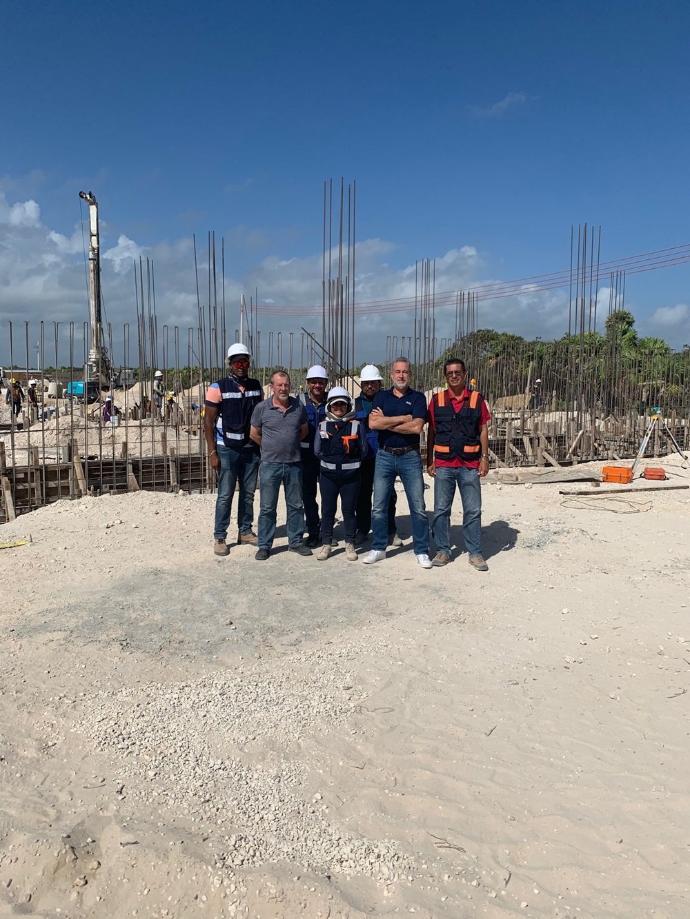 Eduardo Vadillo y Xochitl Crespo con el equipo responsable de la construcción del hotel Riu Latino en Costa Mujeres (Mexico)