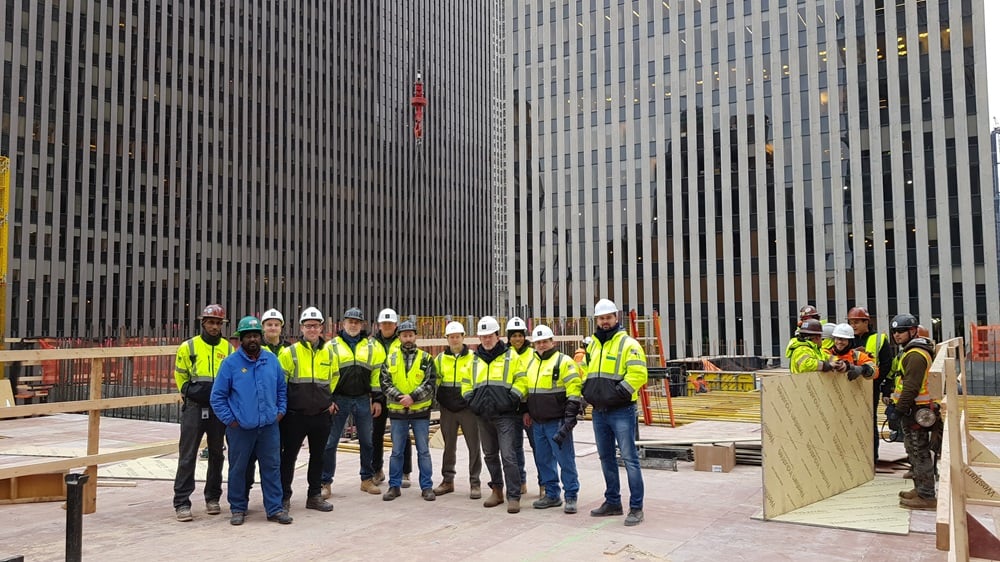 El ingeniero Jaime Palmer con el equipo de la obra del hotel Riu Plaza Manhattan Times Square, el segundo de la cadena RIU en Nueva York