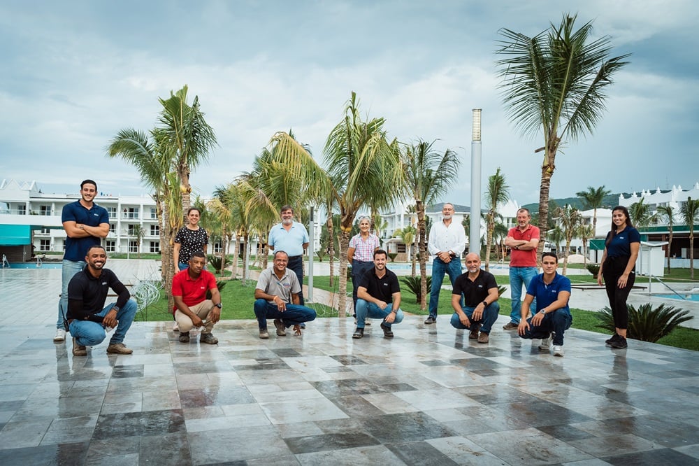 José María Sanchís, Luis Riu, CEO of RIU Hotels, and his sons, Roberto and Luis Riu Rodríguez, with the construction and operations teams involved in the renovation of the Riu Montego Bay (Jamaica)