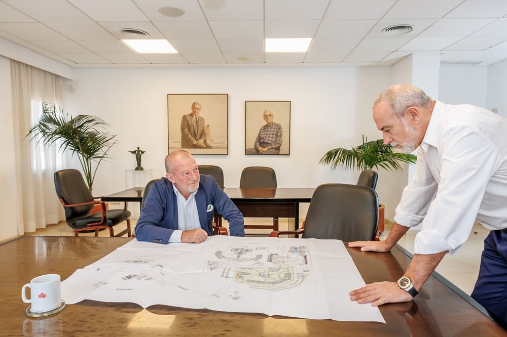 José María Sanchís, Leiter der Bauabteilung von RIU Hotels in Nord- und Südamerika, und Luis Riu, CEO der Kette, begutachten in dessen Büro in der Zentrale in Palma einen Grundriss