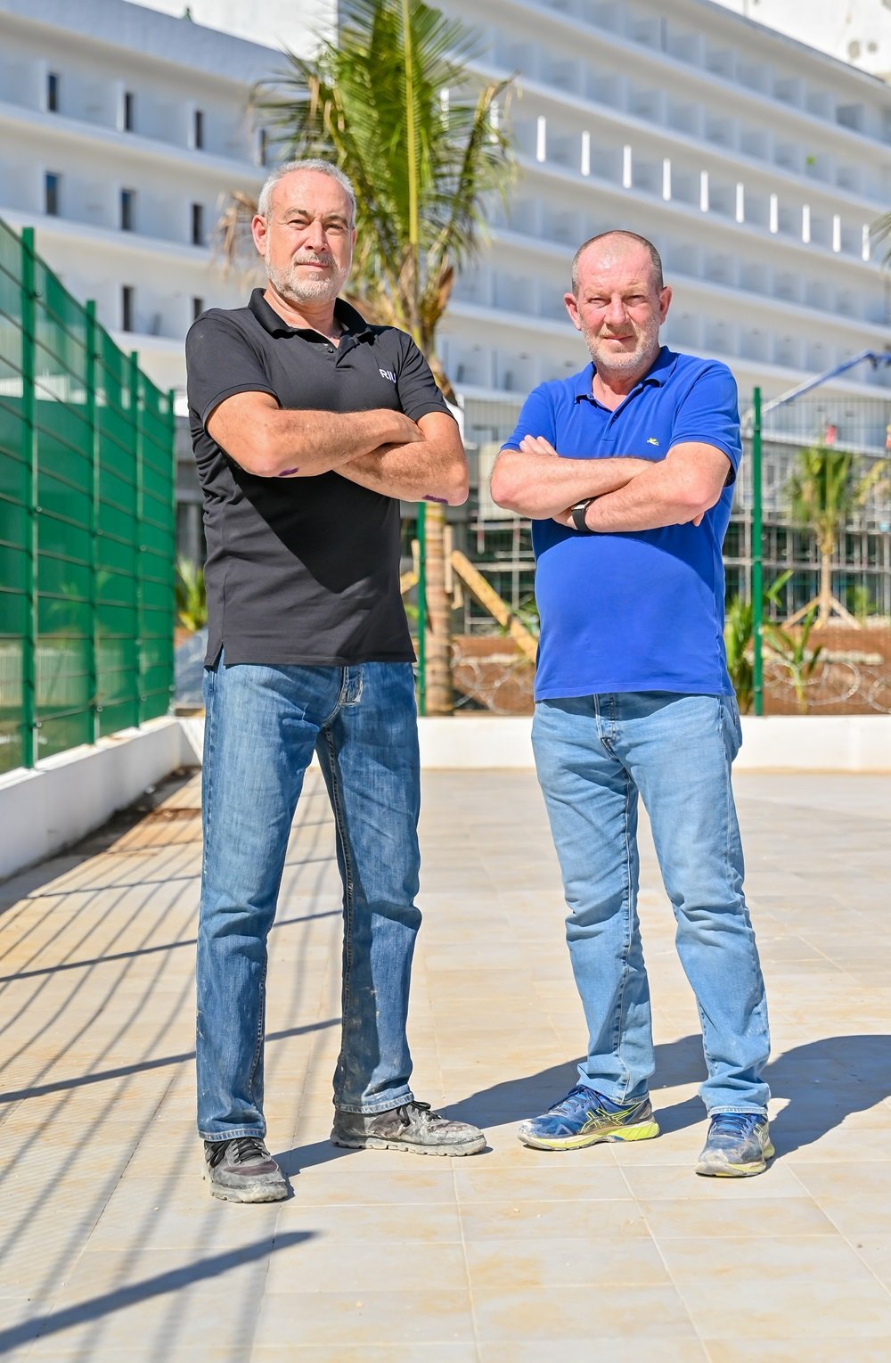 Luis Riu, CEO de RIU Hotels, y José María Sanchís, responsable de Obras, durante unos trabajos sobre el terreno en el hotel Riu Palace Aquarelle (Jamaica)