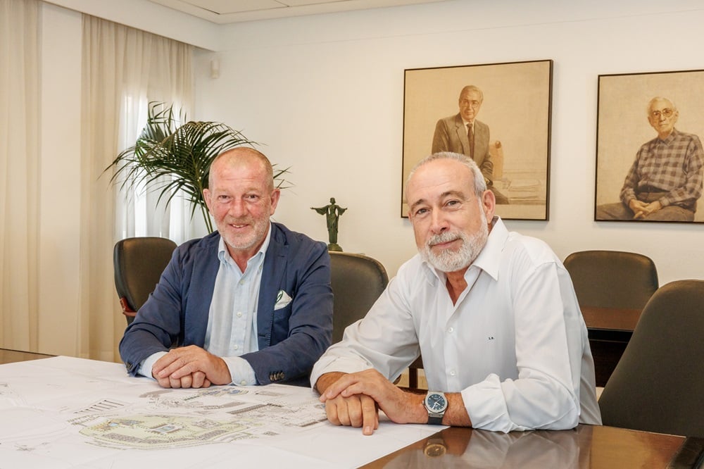 Luis Riu, CEO de RIU Hotels & Resorts, y José María Sanchís, su mano derecha en el área de Obras, en una reunión en su despacho.