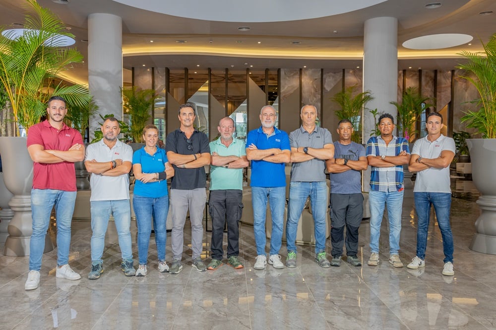 Vertraute Mitglieder des Bauteams von RIU Hotels: Junin Oleo, Carles Homs, Agustín Díaz, Alicia Aguilera und Alonso López, zusammen mit José María Sanchís, Luis Riu und seinen Söhnen Luis und Roberto Riu Rodríguez