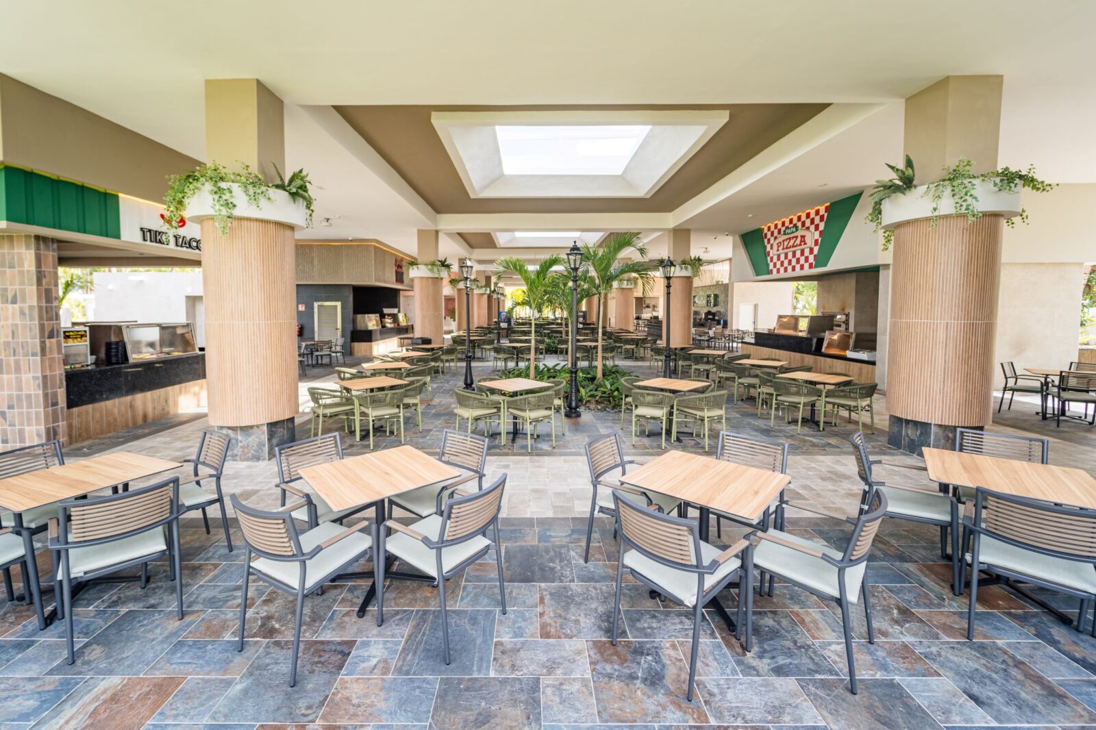 Der neue Food Court des modernisierten Riu Palace Bavaro