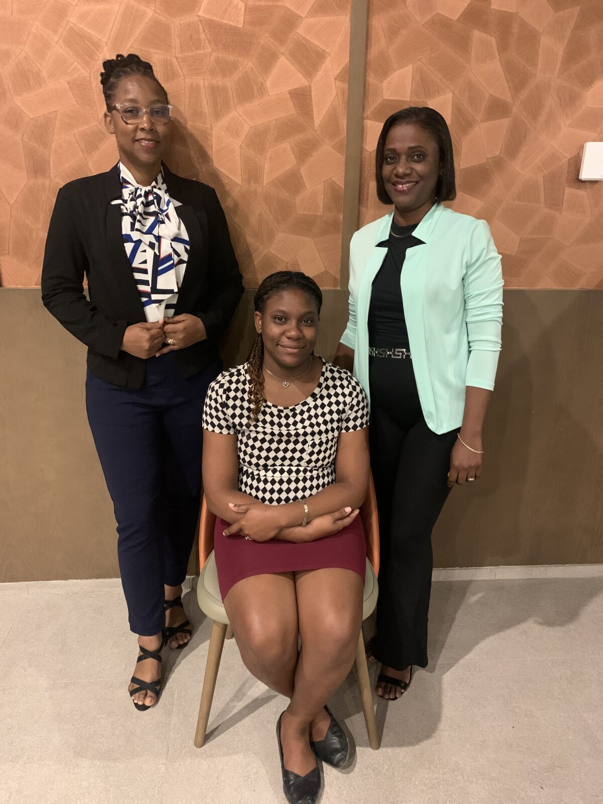 Stehend, von links nach rechts: Aneika Nicholson - HR Assistant, Some Pitkin-Shakes - HR Manager Montego Bay Sitzend: Daniel Turner- Personalassistent