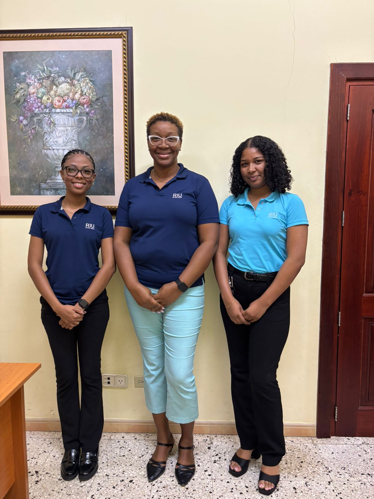 Von links nach rechts: Ashley Deans - Personalassistentin, Kareen Williamson-Taylor - Personalleiterin in Ocho Rios, April Williams - Personalassistentin