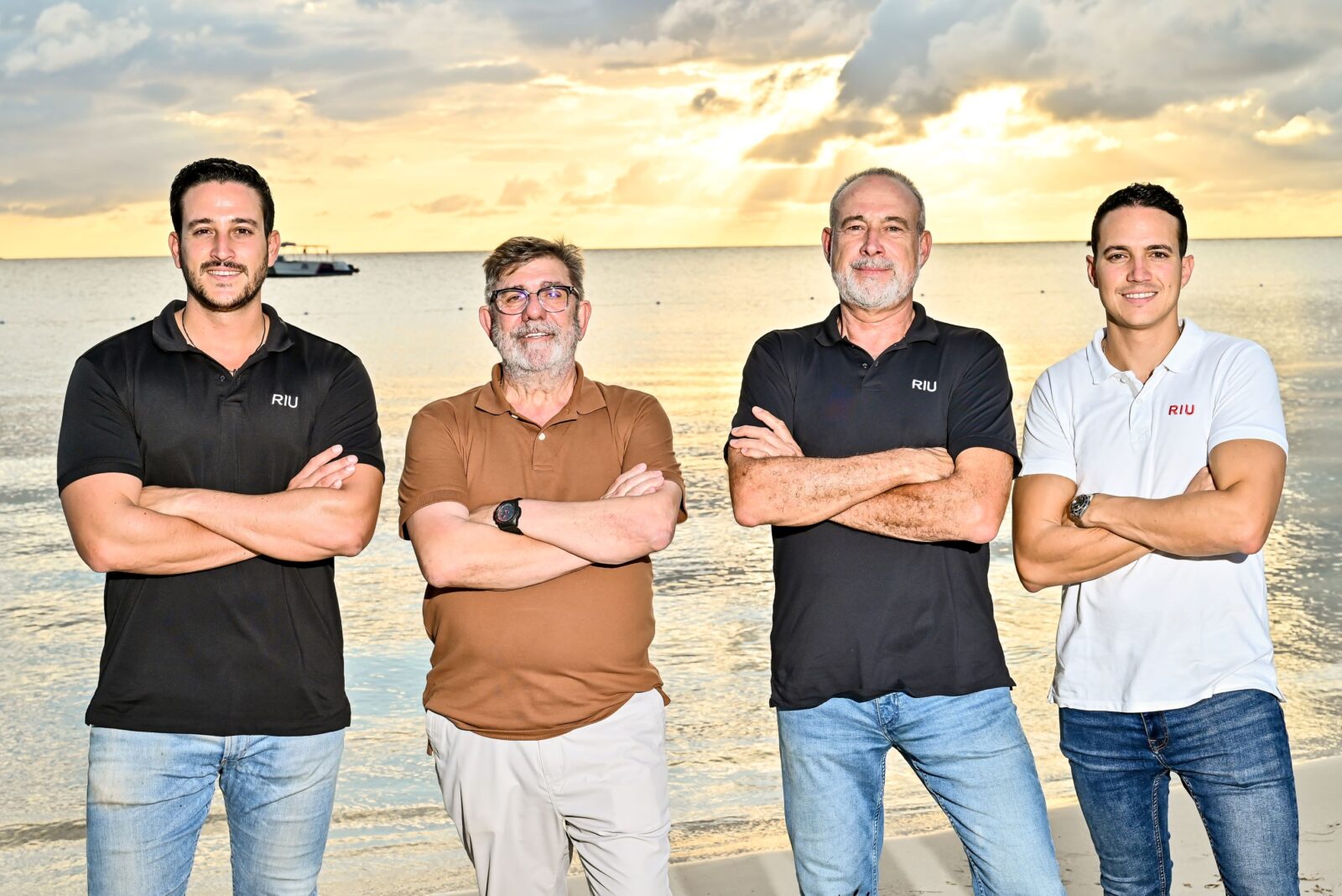 Von links nach rechts: Roberto Riu, Alejandro Sanchez, Betriebsleiter von English Caribbean, Luis Riu, Luis Riu Rodriguez