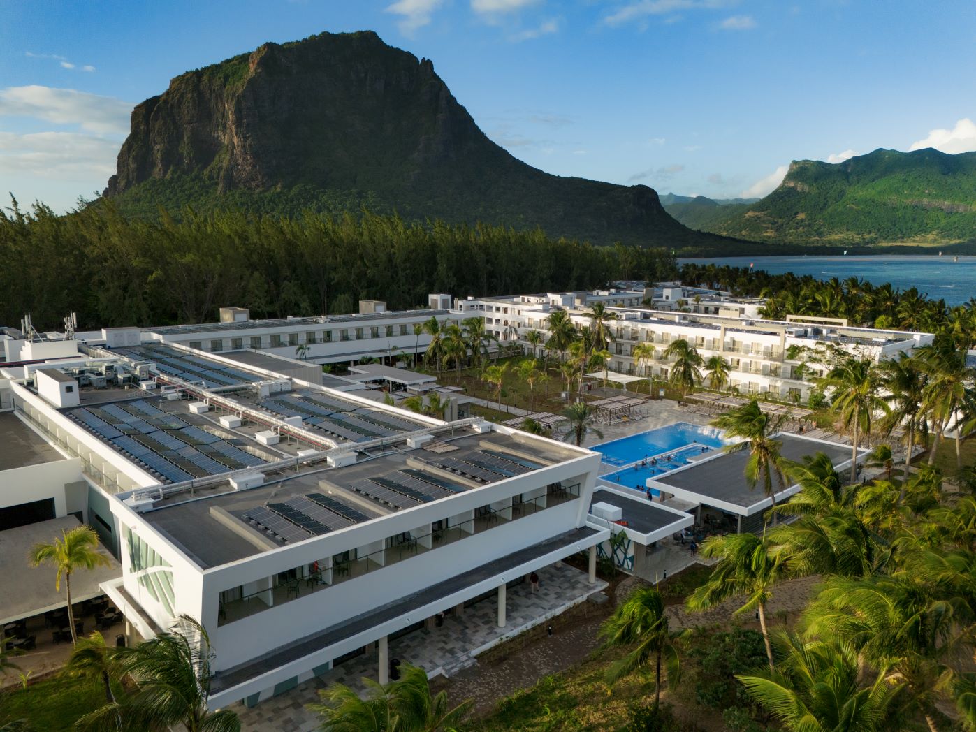 Das Riu Palace Mauritius auf Mauritius, das 2024 wiedereröffnet wurde, verfügt über Sonnenkollektoren zur Stromerzeugung