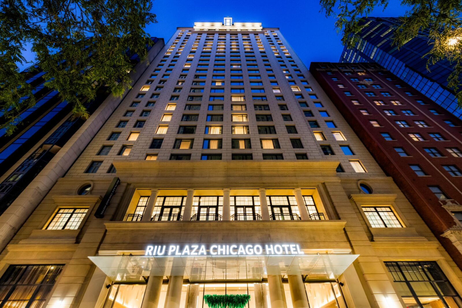 Fachada del hotel Riu Plaza Chicago, con un estilo arquitectónico clásico, en línea con la Escuela de Chicago