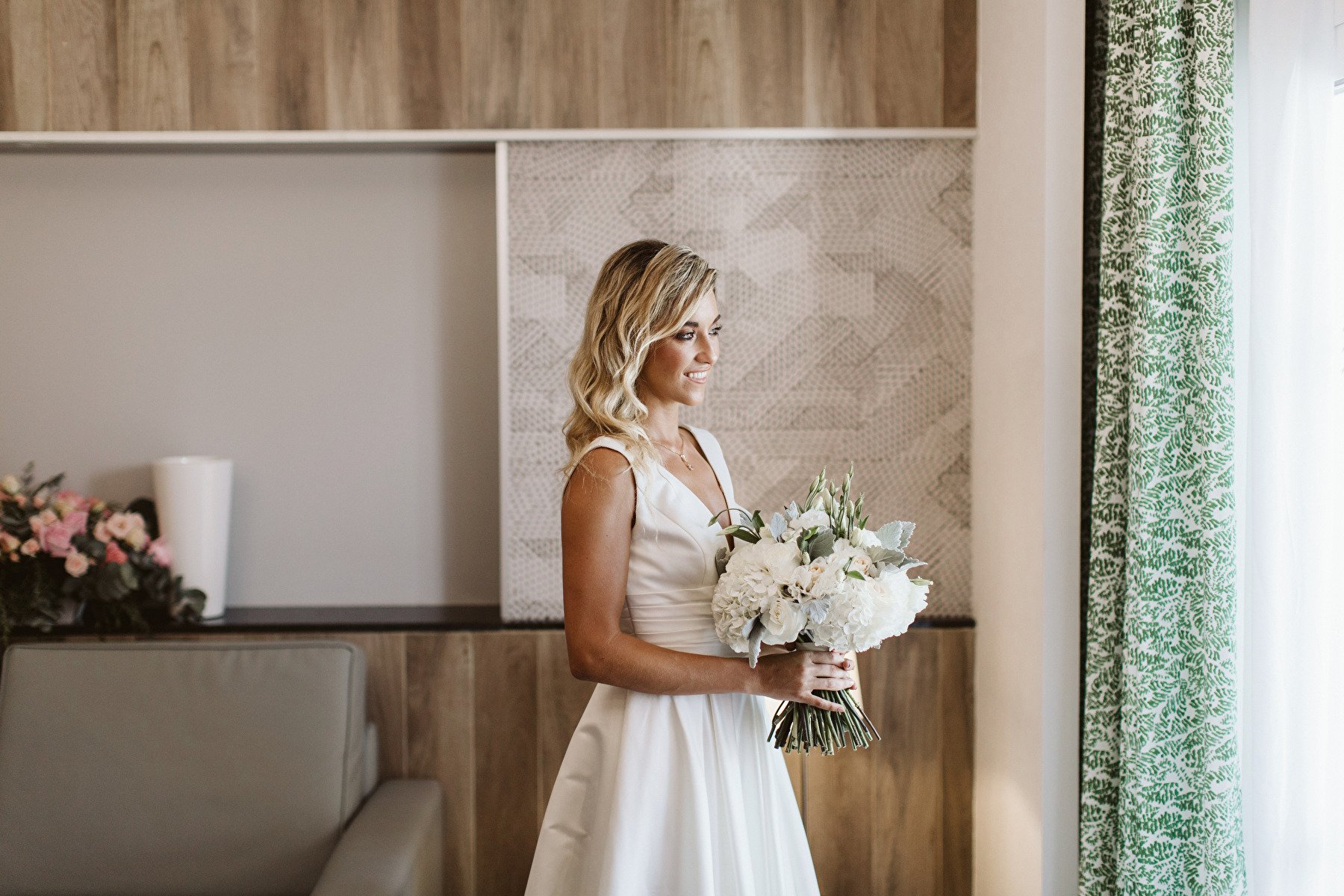 decoracion de la habitacion con la novia y su ramo