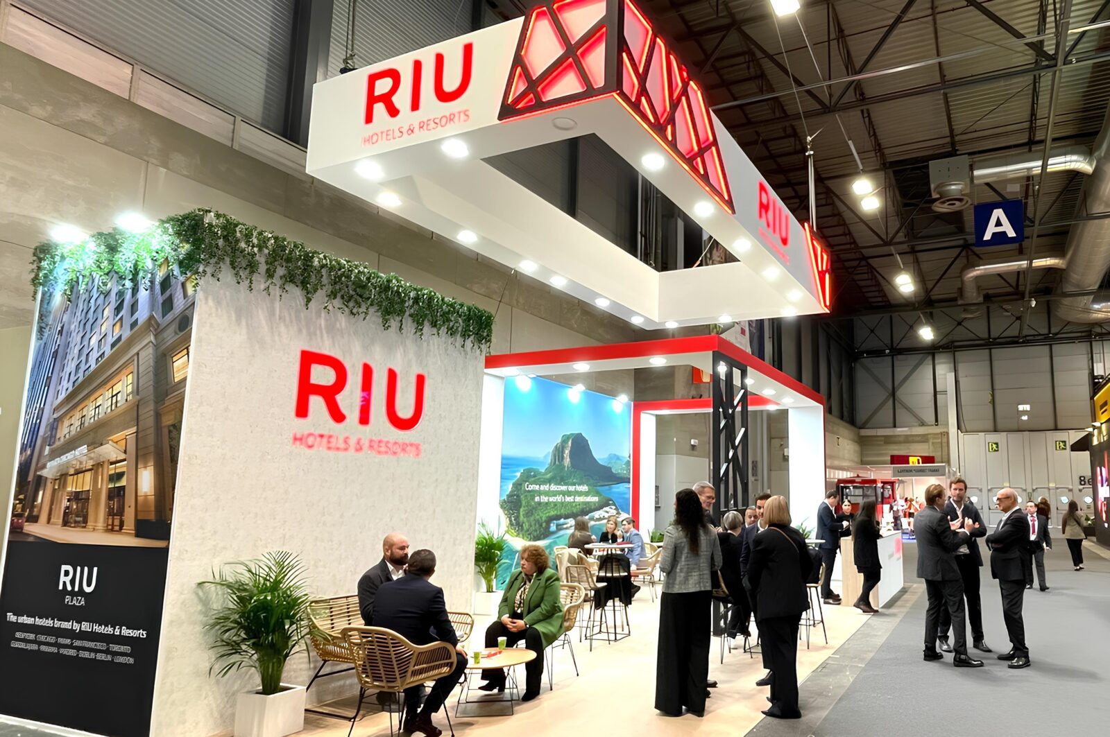 Reuniones en el stand de RIU 