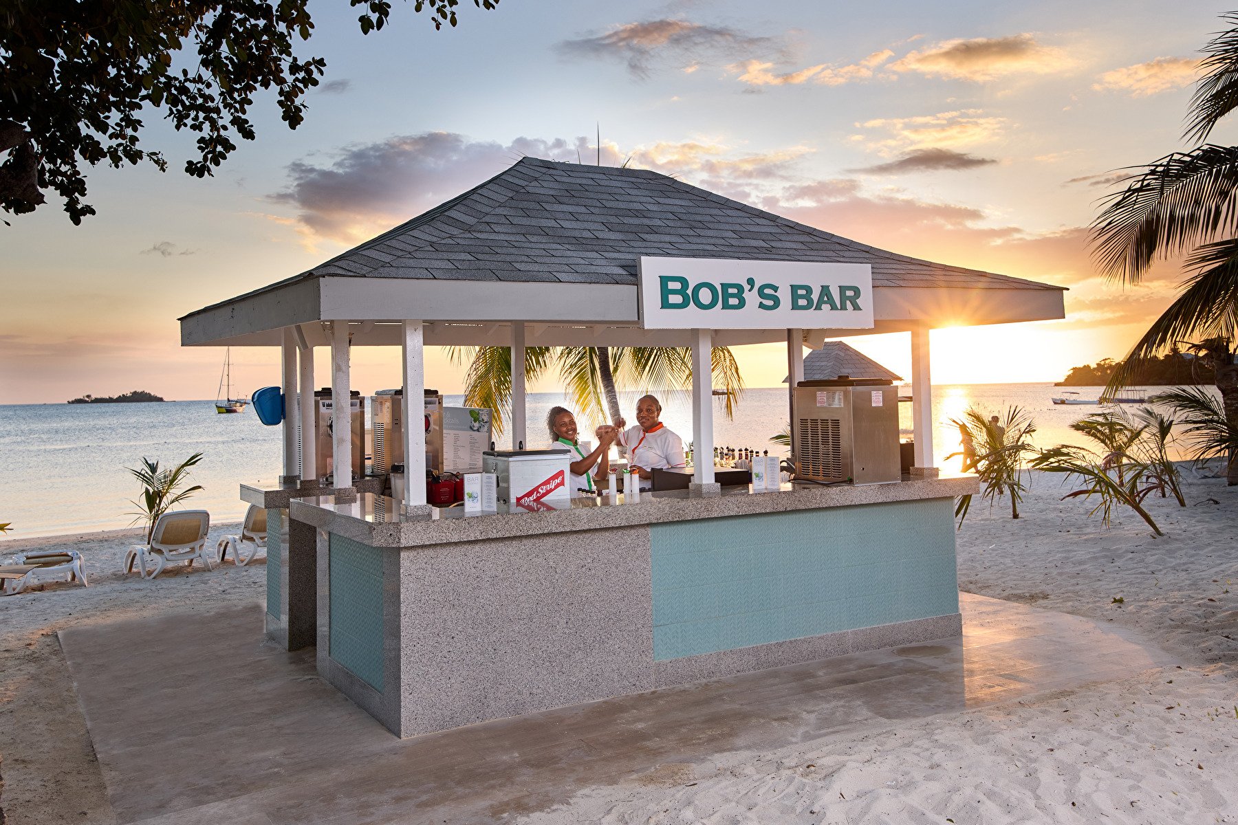 Bob's Bar: offers guests a variety of refreshing drinks in a relaxed beachfront setting