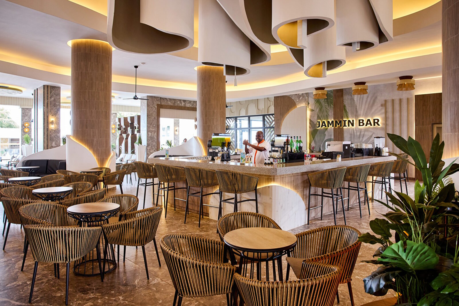 Jammin: lobby bar)where guests can enjoy a wide selection of drinks in different settings