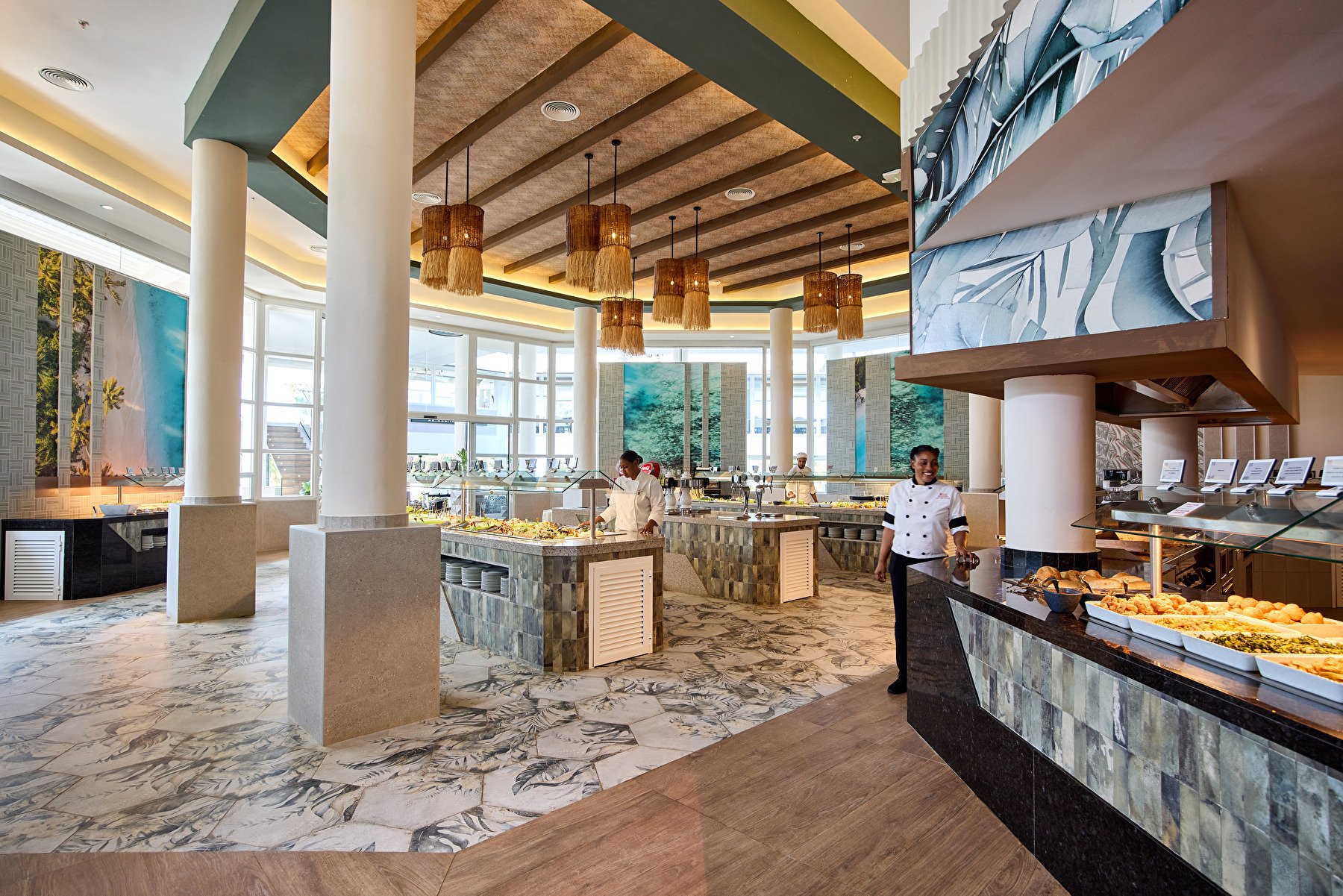 Island Cove: poolside buffet restaurant, ideal for casual dining and snacks