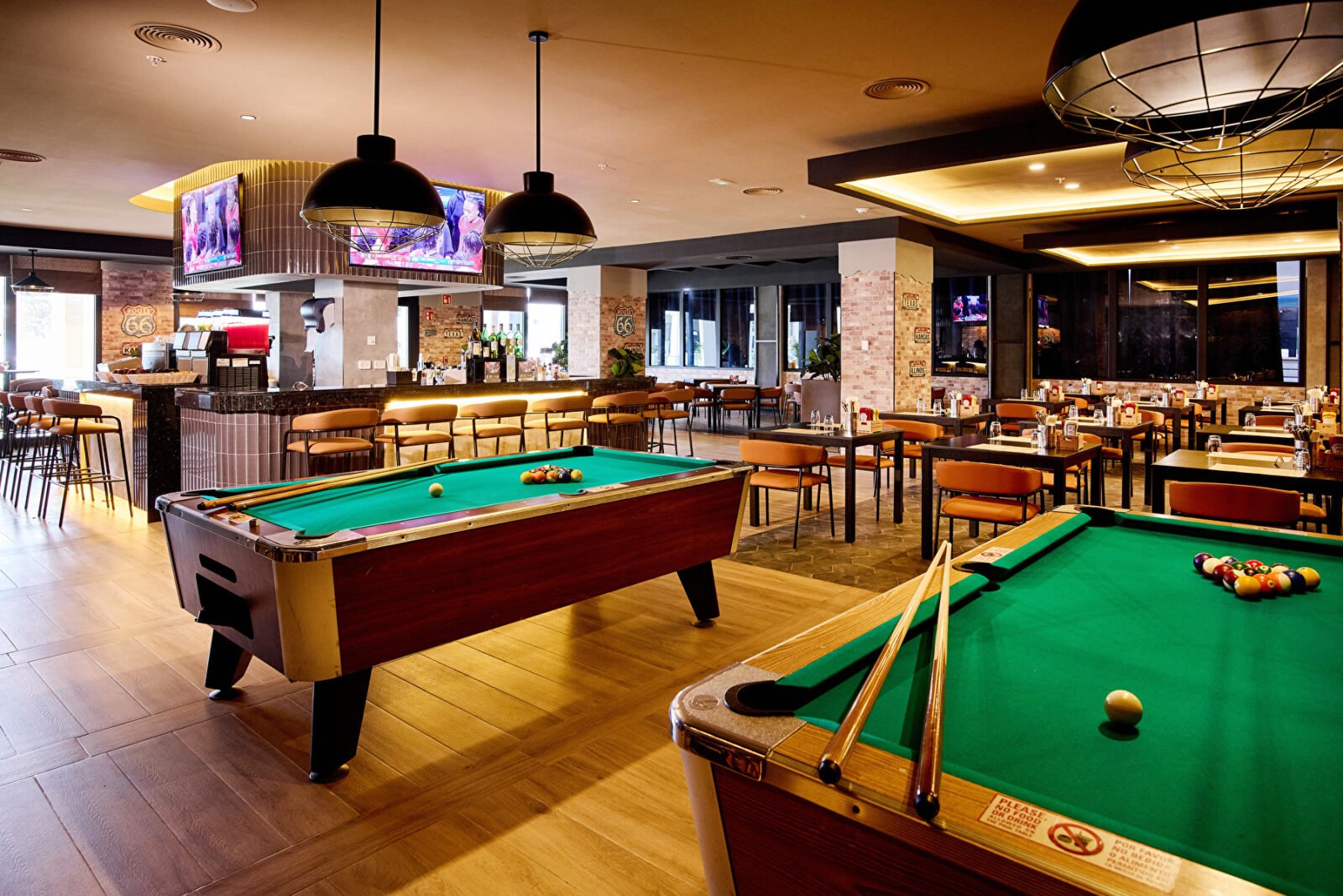 Sports Bars:are designed to offer an entertainment and relaxation experience, combining the excitement of sports with a comfortable and welcoming atmosphere