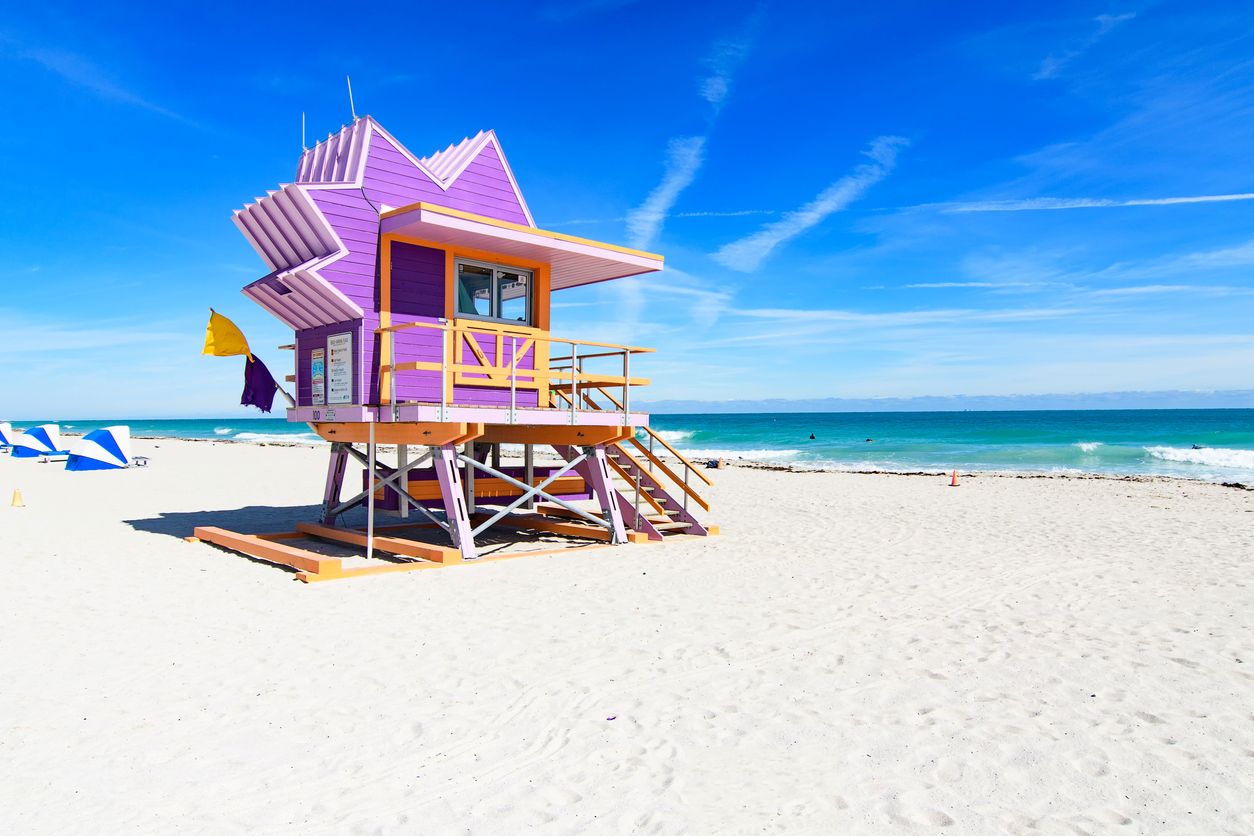 puesto de salvavidas en la playa de Miami Beach