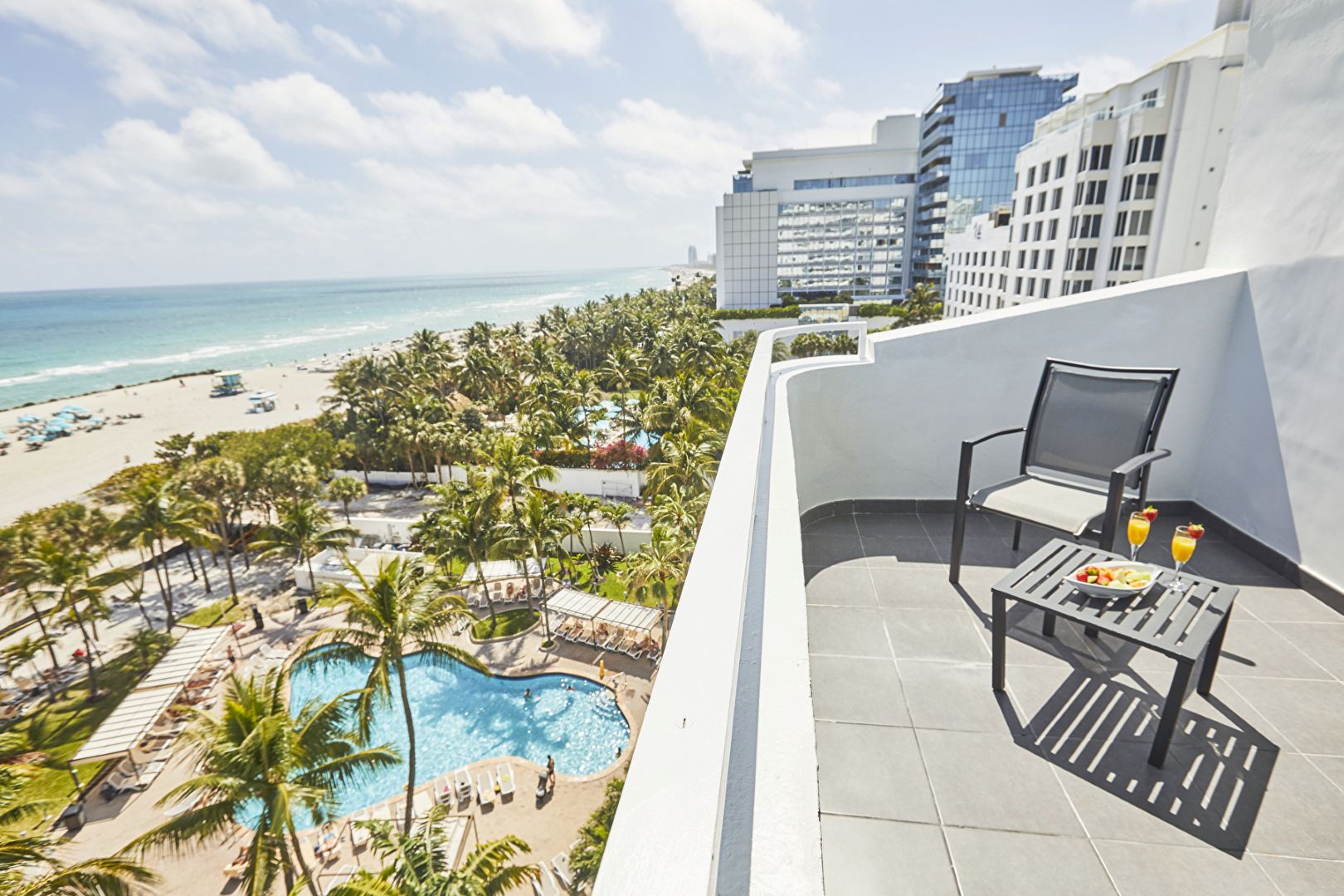 Terraza de la habitacion con vistas al mar del hotel Riu Plaza Miami Beach