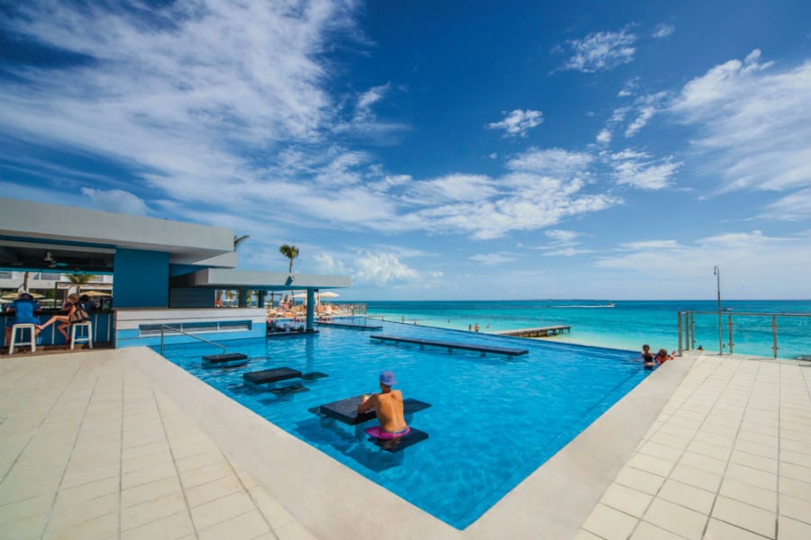 Swimup-bar-hotel-riu-cancun.jpg