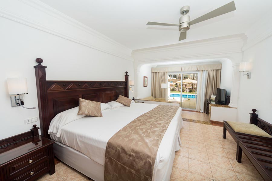 Junior Suite Swim-Up - Adults Only
