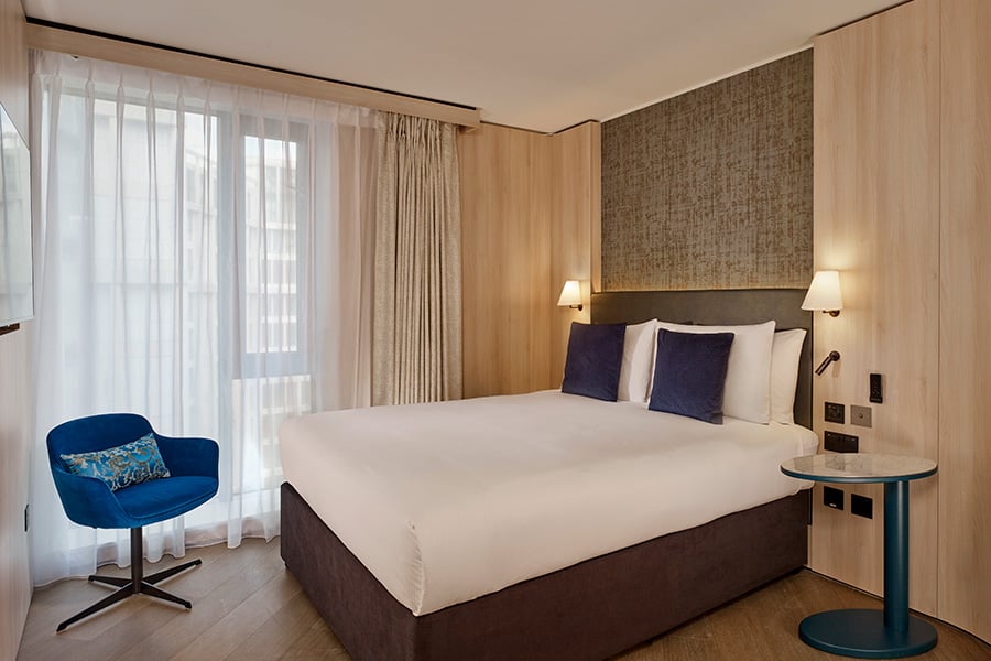 Deluxe queen bed - accessible