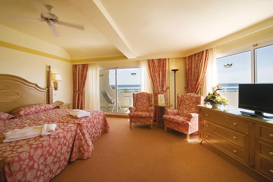 https://www.riu.com/en/binaris/room-riu-palace-tres-islas_tcm55-230097.jpg?v=tm280120_1047